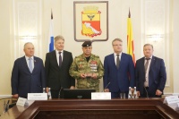 Полковник полиции Александр Воронцов получил памятный знак из рук мэра Вадима Кстенина