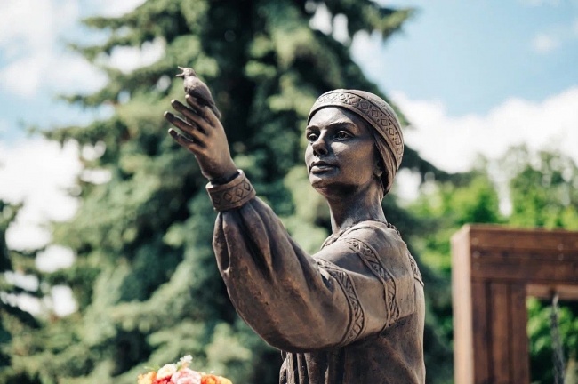 В Курске в сквере на улице Дзержинского открыли новую городскую скульптуру «Куряночка» В Курске в сквере на улице Дзержинского открыли новую городскую скульптуру «Куряночка»